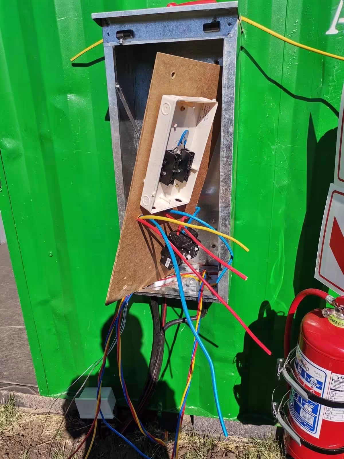 Makhonatsotlhe Trading - Electrical & Construction Services in Daniëlskuil